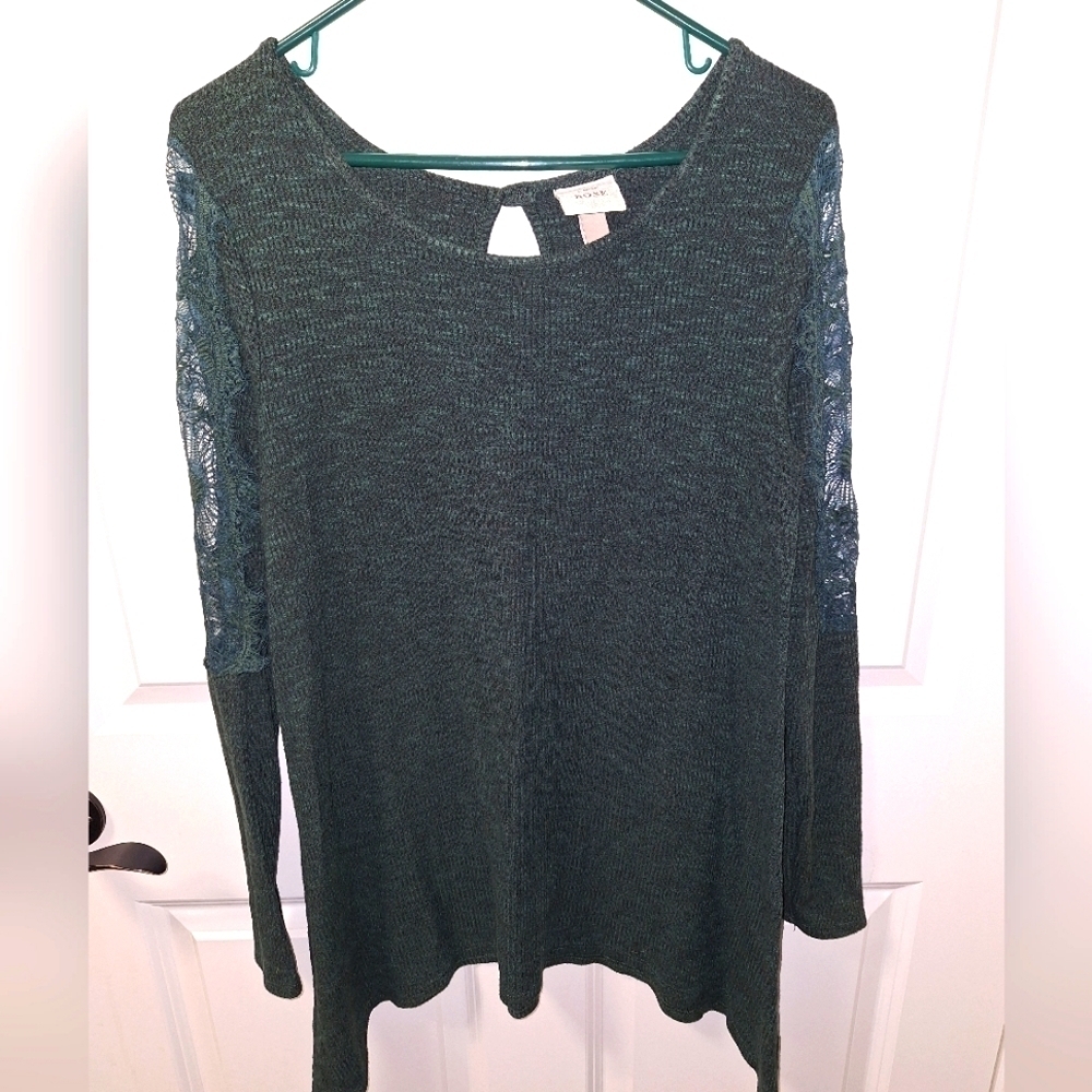 A Knox Rose dark green long sleeve tunic sweater with lace sleeves in a medium